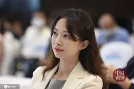 追星追到互联网大会：美女记者张扬现身大会分论坛图片