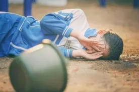 女儿早恋怀孕，被父母狠心关黑屋5年，被救后早已“不成人样”图片