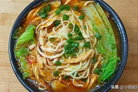 天热没有胃口给家人做一碗“金汤鸡丝面”，味道酸辣特别好吃图片