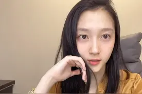 关晓彤cos阿狸，全素颜示人无惧怼脸拍，23岁脸部生图绝了图片