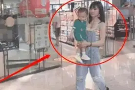 “最年轻姥姥”走红，抱外孙逛商场像母子俩，网友：自愧不如图片