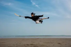 武当大师“飞檐走壁”意外走红，老外直呼：这就是中国功夫吗？图片
