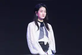 张雪迎身穿刺绣花背心创意满满，大长腿十分突出图片