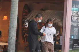 任贤齐罕见陪妻逛街，娇妻穿豹纹身材发福，素颜街头合拍超浪漫图片