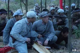 营长受伤住院，师长倪志亮强行带走：再不走，就没命了图片