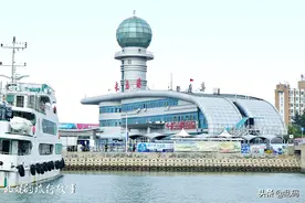山东这座海岛 一脚踏两海被誉“海上仙境”海面高低不平令人称奇图片