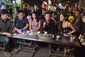 林俊宪与低胸正妹吃卤味 网友：拜托不要分租图片
