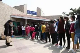 景区厕所门上的大象和长颈鹿，如何区分男女？看不懂只能硬憋着图片