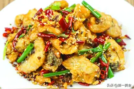 把一条草鱼做的焦香酥脆，连每根鱼刺都香辣入味！太过瘾了图片