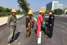 民警下社区的路上查处一起违法载人交通安全隐患图片