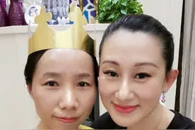 赵文卓全家为保姆庆生，送钻石项链当礼物，13年情谊深厚如家人图片