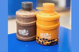 六运这家mini“桶装”泰式奶茶，料多茶浓，没营业就先排队图片