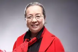 85岁容嬷嬷近况曝光，录制星光大道腿脚不便，被小尼贴心抱下台阶图片