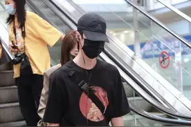 王一博路人视角好冷酷，黑T黑帽太高冷，但这么穿衣太帅了图片