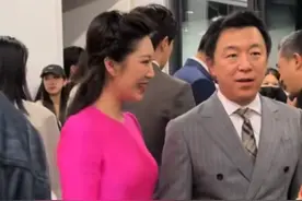 明星后台状态曝光：黄渤忙合影，张嘉益打电话，于和伟背手气场强图片