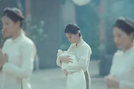 漂亮姑娘嫁给豪门当阔太，生下女孩地位就不保，结局悲惨的电影图片