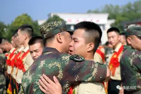 退伍季 | 又闻驼铃声 含泪别军营图片
