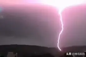 视频 | 印度游客在瞭望塔上开心自拍，突然一道闪电从天而降11人殒命图片
