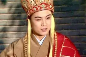 唐僧徐少华发自拍胖到脱相，鸭舌帽搭配老年衬衫，很有富态爷爷样图片