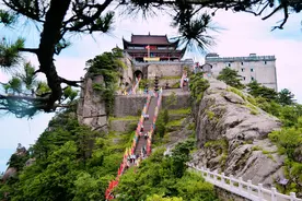 位于1306米山巅上的寺庙，建造史成谜，是地藏王真身修行之地图片