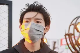王源五四晚会彩排图，浪奔头好飒，果然是青春飞扬的感觉图片
