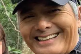 65岁周润发救助路边老太，头发花白气色好，网友：还是那么帅气图片
