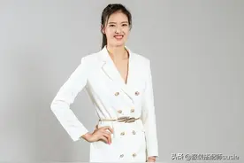 中国女排张常宁真的好敢穿，高开叉西装裙，这大长腿太吸睛图片