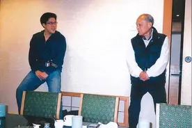 霍英东离世15年，霍启刚发旧照片追忆爷爷，孙爷互动场面很温馨图片