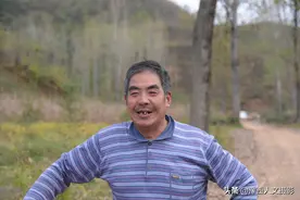村医河滩搭棚看守果园，一天3顿水煮挂面，窝棚诊治女性难言之隐图片