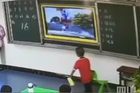 怀孕8个月老师靠墙休息，小朋友拎着凳子就过去了……图片