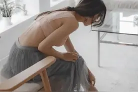 “女朋友穿成这样出去玩，你能接受吗？”图片