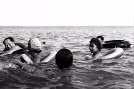 1954年毛主席到北戴河看日出，半山被一哨兵阻拦：少废话，对口令图片
