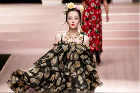迪丽热巴与南韩美女同框，虽然穿一身的“花”，但感觉也没赢图片