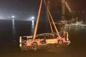 重庆公交坠江原因公布：乘客与司机激烈争执互殴导致车辆失控视频封面
