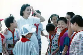 她是80年代当红影星，神秘低调，婚姻状况成谜。如今，65岁的她多次与先生公开亮相，原来婚姻这么甜蜜图片