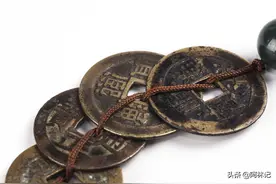老话说：“床头放三物，招财又纳福”，是真的吗？到底是哪三物？图片