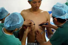 好不容易挂到主任的号，最后手术不是主任做的，医院算不算欺骗？图片