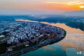 江西南部人口第一大县，距赣州市区65公里，夕阳下美丽的客家城图片