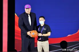 CBA三消息：山东签篮下巨兽，女篮出席开幕式，辽宁发现天才后卫图片