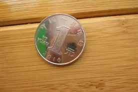 记得随身带两块硬币，关键时刻能帮你大忙！图片