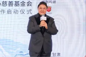 韩红瘦下来之后气场更足，穿灰色西装配金丝眼镜，霸气有型图片