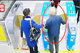8旬痴呆老人偷溜出门坐地铁 好心邻居拦下后送回家视频封面