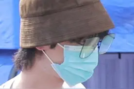 31岁华晨宇戴口罩敷面膜出街，脸小到口罩遮大半，网友：太精致图片