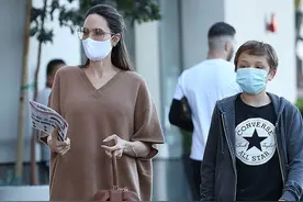 朱莉带12岁儿子逛街，宽袍大袖遮纸片身躯，16岁越南养子独自开车图片