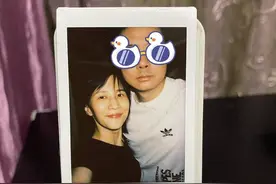 papi酱罕晒与老公合影，结婚7年依旧甜蜜，素颜出镜紧靠老公胸口图片