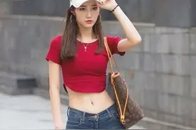小说：我帮邻居寡妇干活，她叮嘱我：现在来找我，注意别被人看到图片