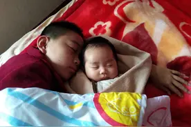 妹妹对哥哥莫名恐惧，宝妈翻开女儿衣服后，红了眼眶图片