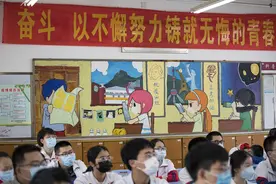 高中生黑板报走红，细节堪称“大制作”，画面惊艳老师不忍擦掉图片