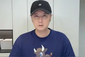41岁任重近况曝光，两鬓白发引人瞩目，眼袋下垂已有发福相图片