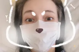 保重！一代女神息影多年受病痛折磨，50岁拄拐杖暴瘦亮相令人心酸图片
